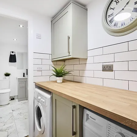 Estcourt Avenue Apartment