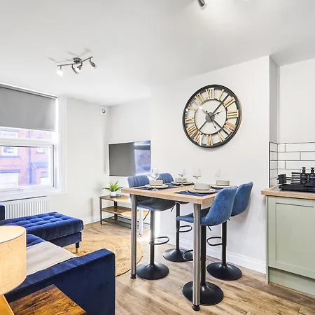 Estcourt Avenue Apartment *