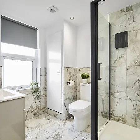 Estcourt Avenue Apartment *