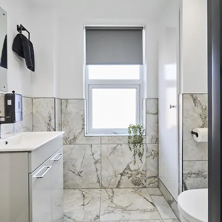 Apartment Estcourt Avenue *
