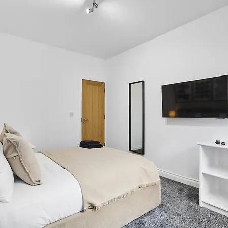 Estcourt Avenue Apartment *